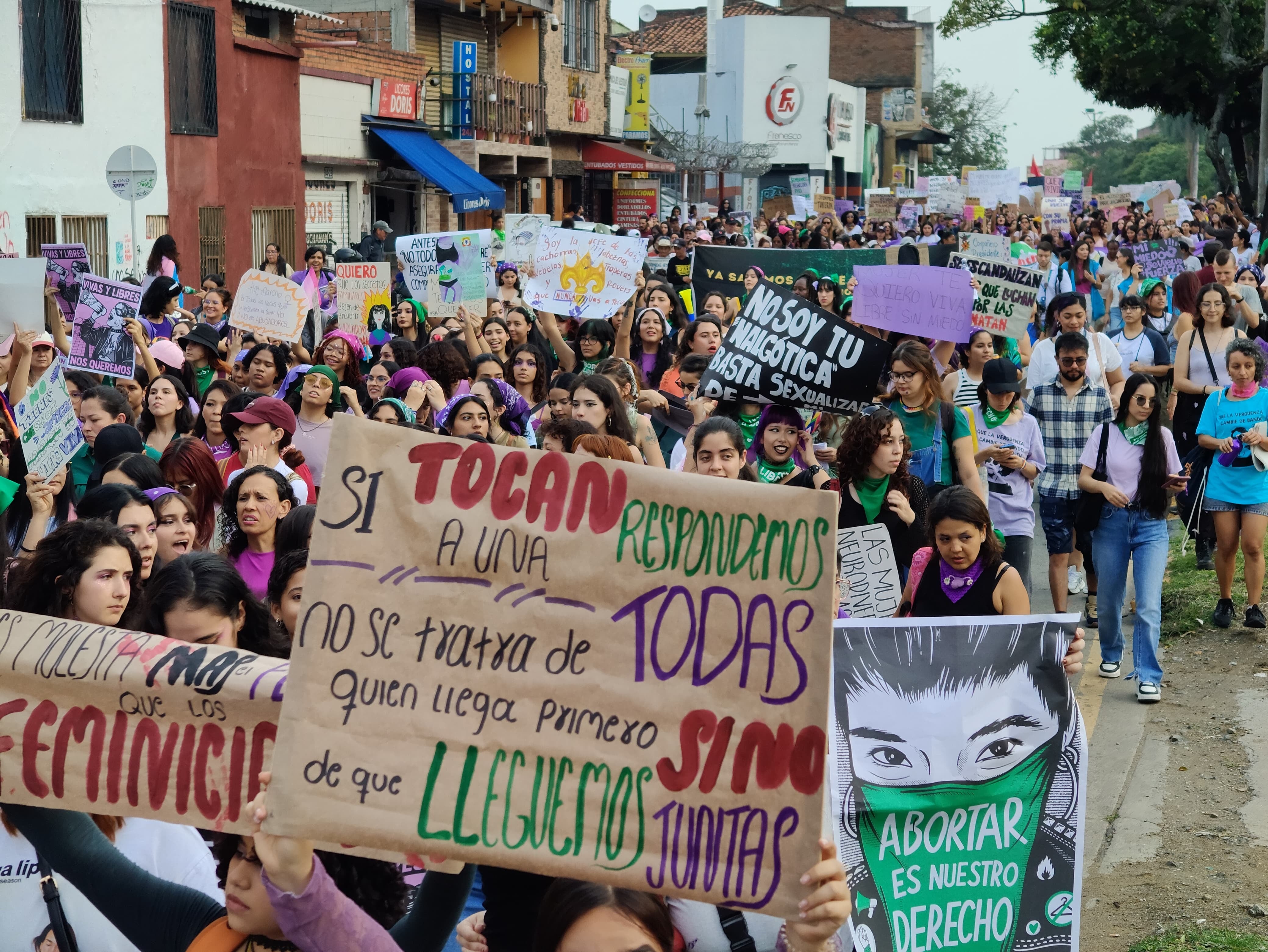 Marcha 8M en Cali - Una gran participación tiene la marcha convocada por diferentes colectivos feministas en Cali este 8 de marzo de 2025. José L. Guzmán / El País