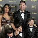 Messi posa junto a sus hijos y su esposa en la alfombra roja del Balón de Oro entregado por la revista France Football