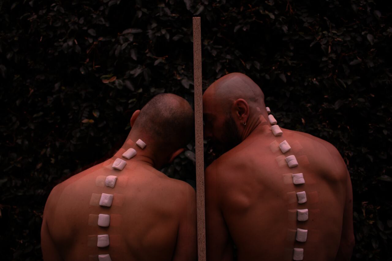 Con una obra de danza contemporánea se presentan en el Teatro Colón Saeed Pezeshki (México) y Yovanny Martínez Riaño (Colombia) de la compañía Circuito Liquen. Cortesía del teatro.