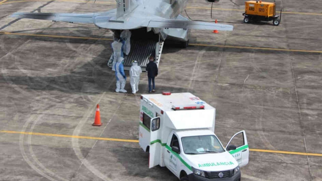 El traslado se está dando en un avión C-295 que la Fuerza Aérea adaptó para garantizar la estabilidad de los pacientes durante el vuelo.