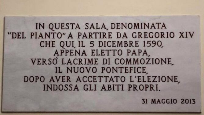 Una fotografía tomada el 13 de febrero de 2024 muestra una placa en la "sala de las lágrimas" junto a la Capilla Sixtina que dice: En esta sala llamada "la sala de las lágrimas" en honor a Gregorio XIV, que derramó aquí lágrimas de emoción el 5 de diciembre de 1590, poco después de ser elegido papa, el nuevo pontífice, después de haber aceptado la elección, se pone su propia ropa