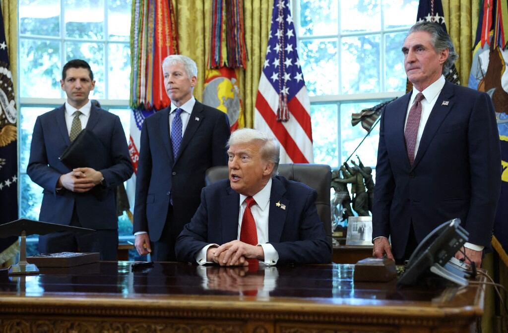 Chris Wright en medio de un pronunciamiento de Donald Trump.