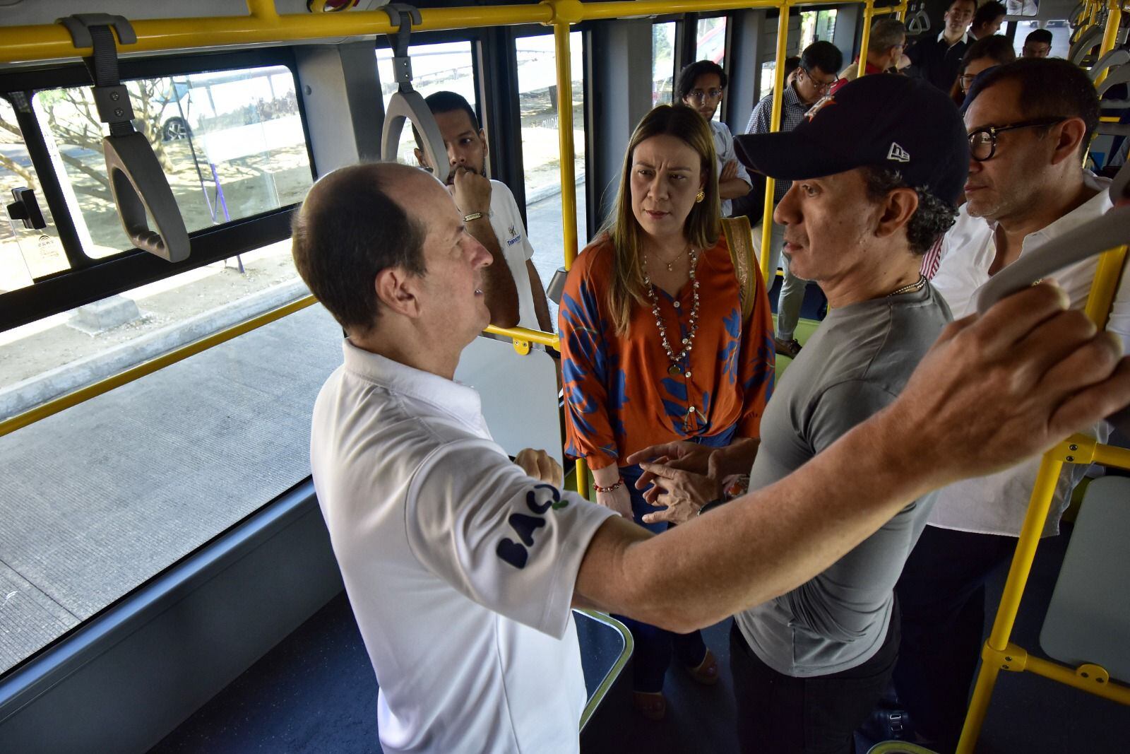El gerente de Transmetro se subió al articulado