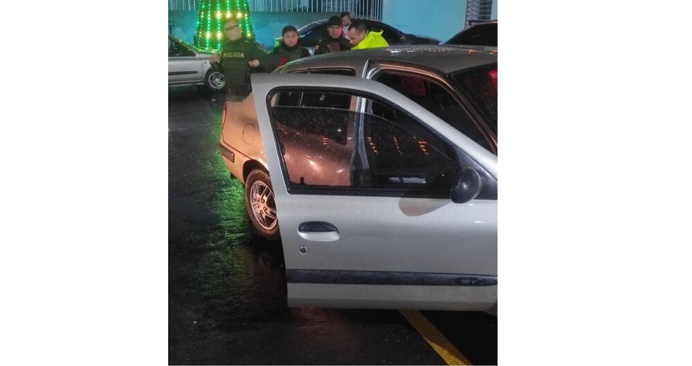 Vehículo atacado, abandonado en el parqueadero del hospital de Rionegro, Antioquia.