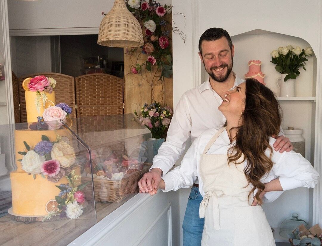 Junto a su esposo, Laura Johnson abrió su pastelería en Wirral y pronto inaugurará una nueva sede en Chester, otra ciudad cercana a Liverpool.