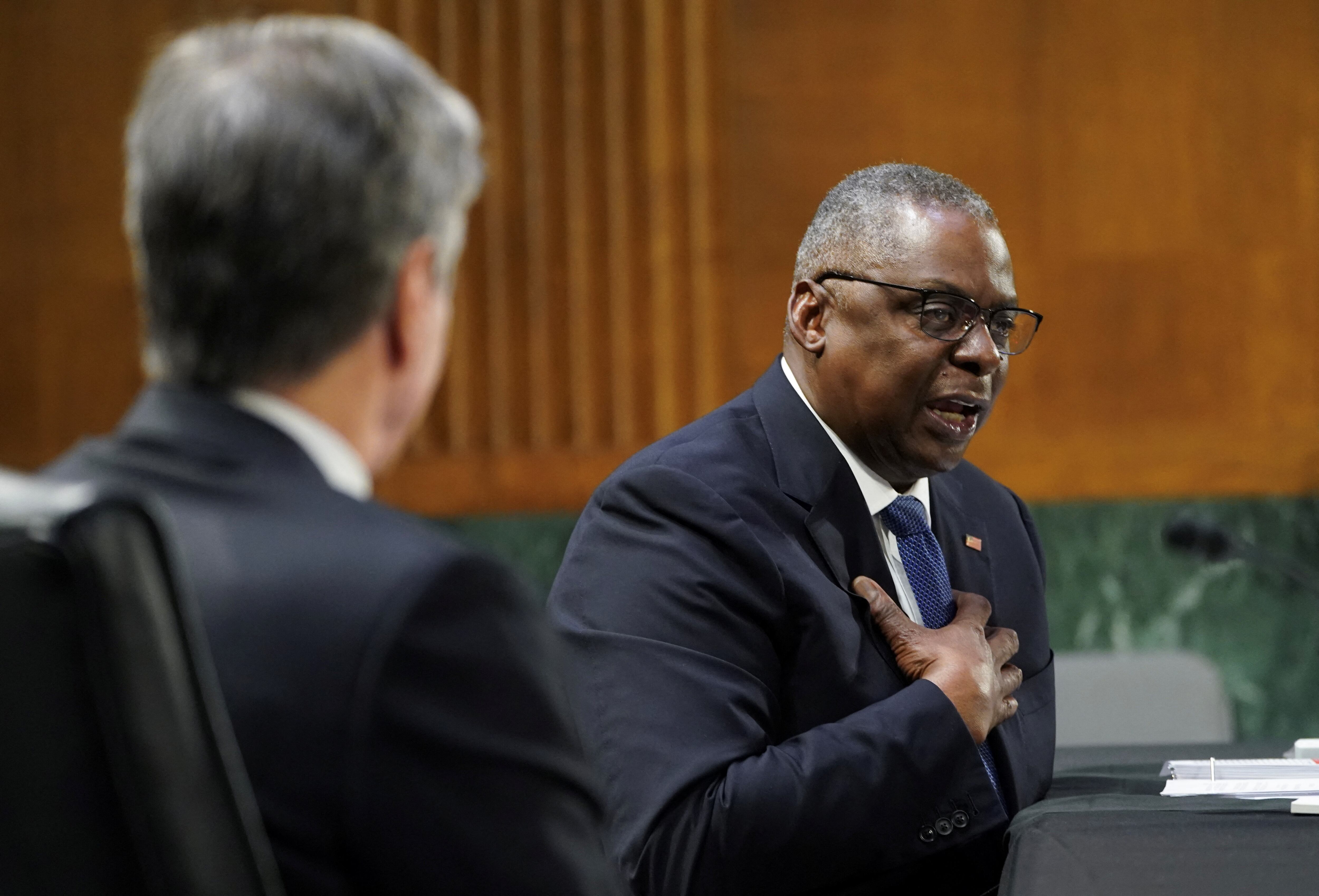 El Secretario de Defensa de los Estados Unidos, Lloyd Austin, y el Secretario de Estado de los Estados Unidos, Antony Blinken (izq.), testifican ante una audiencia del Comité de Asignaciones del Senado sobre la solicitud de financiación suplementaria para la seguridad nacional de 106.000 millones de dólares del presidente Biden para apoyar a Israel y Ucrania, así como para reforzar la seguridad fronteriza, en el Capitolio en Washington, EE.UU., 31 de octubre de 2023.