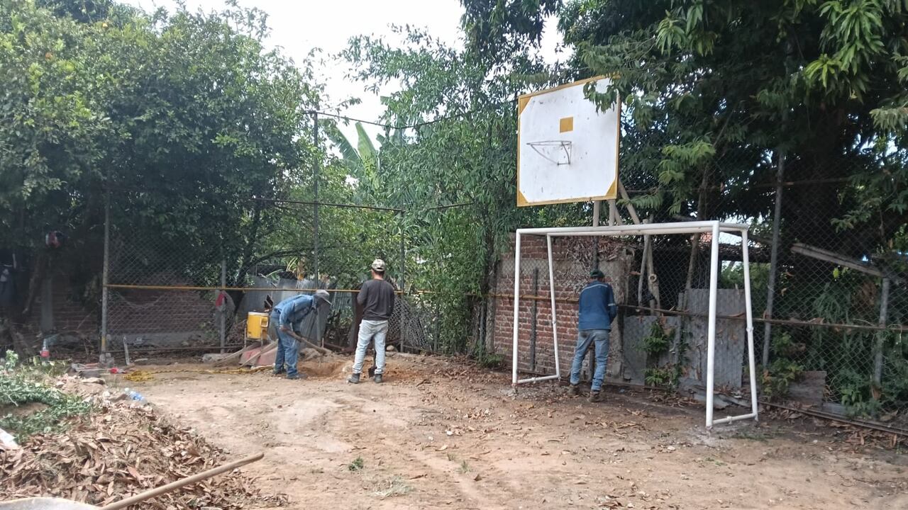 Asi reconstruyen el polideportivo de Río Frío, Huila.
