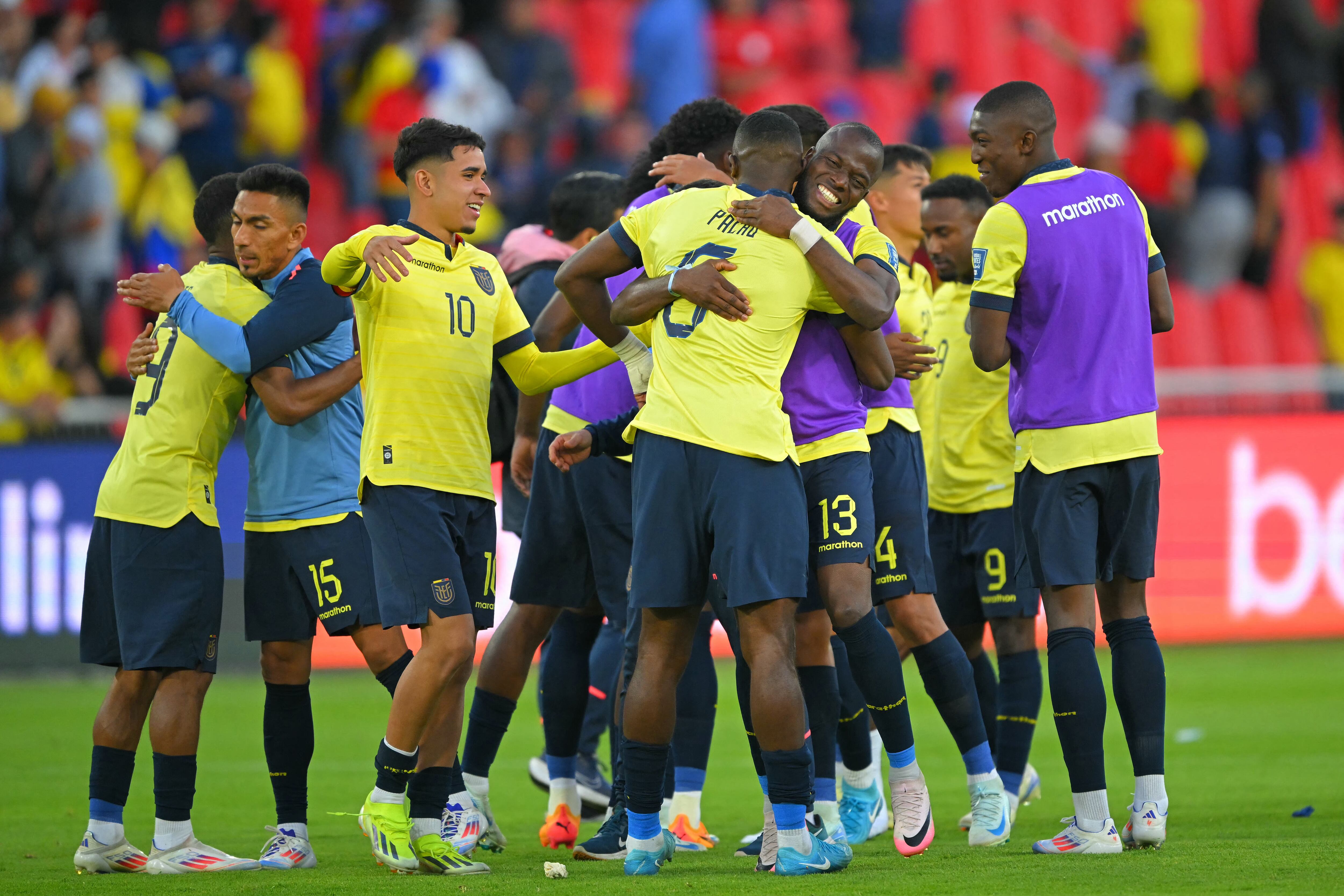 La Selección de Ecuador celebra después de ganar 1-0.