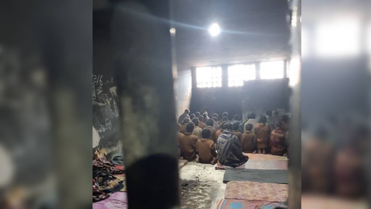 Una fotografía proporcionada por Unicef muestra a adolescentes detenidos en la prisión de Hasaka