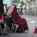 Una persona en silla de ruedas y tapada con una manta pide dinero con un muñeco de Superman en una céntrica calle durante la segunda ola de la pandemia del coronavirus, en Madrid (España), a 18 de noviembre de 2020.
18 NOVIEMBRE 2020;MENDIGO;SINTECHO;POBREZA;INCAPACIDAD
Eduardo Parra / Europa Press
(Foto de ARCHIVO)
18/11/2020