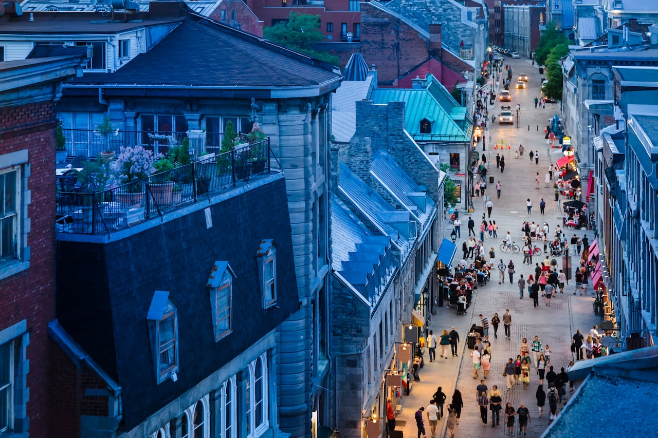 Rue Saint-Paul es una calle en la zona histórica del Viejo Montreal, en Quebec (Canadá)