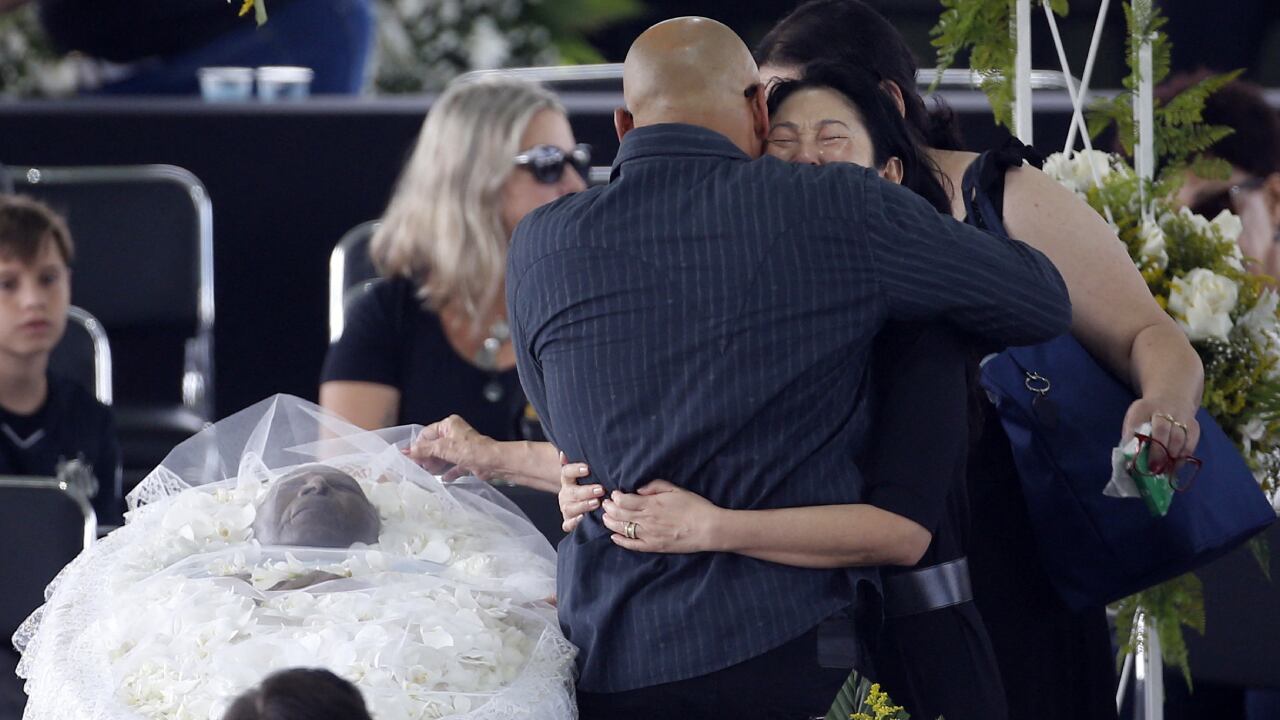 Marcia Aoki, desconsolada en los primeros minutos del velorio de Pelé