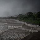 Las olas generadas por el tifón Nanmadol rompen a lo largo de la costa en Izumi, prefectura de Kagoshima, el 18 de septiembre de 2022. (Foto de Yuichi YAMAZAKI / AFP)