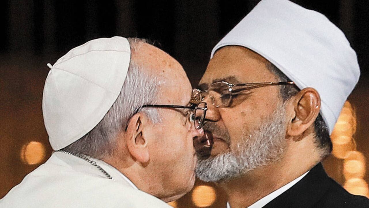El papa Francisco selló el pacto con el gran líder del islam suní, Ahmed el-Tayeb, con un beso en la mejilla.