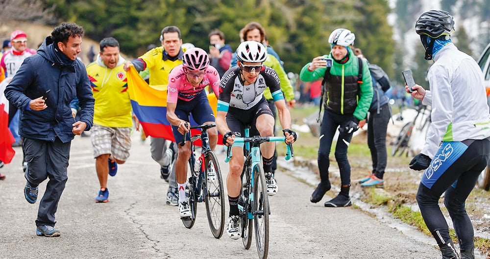 Tras el accidente, Colombia se vistió de Daniel Felipe Martínez, el ciclista que el año pasado lo motivó a no desfallecer hasta coronarse campeón en el Giro de Italia. 