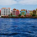 Casas frente al mar en Willemstad en Curazao. Getty Images.