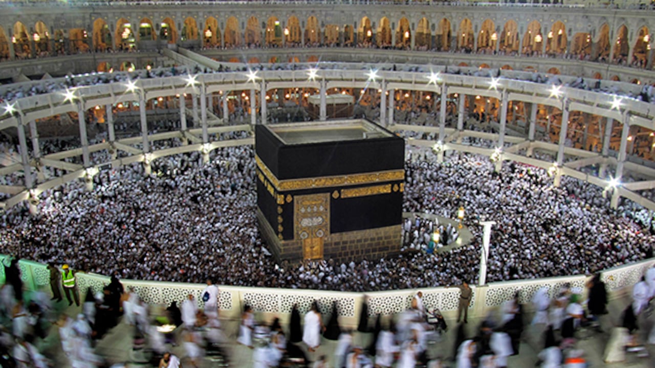Peregrinos musulmanes rodean la Kabba, en la ciudad sagrada de la Meca, Arabia Saudí.