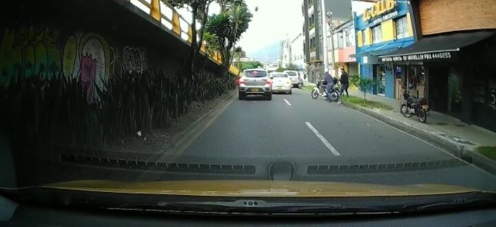 Hombre en medio de disparos, no se dejó robar en Medellín.