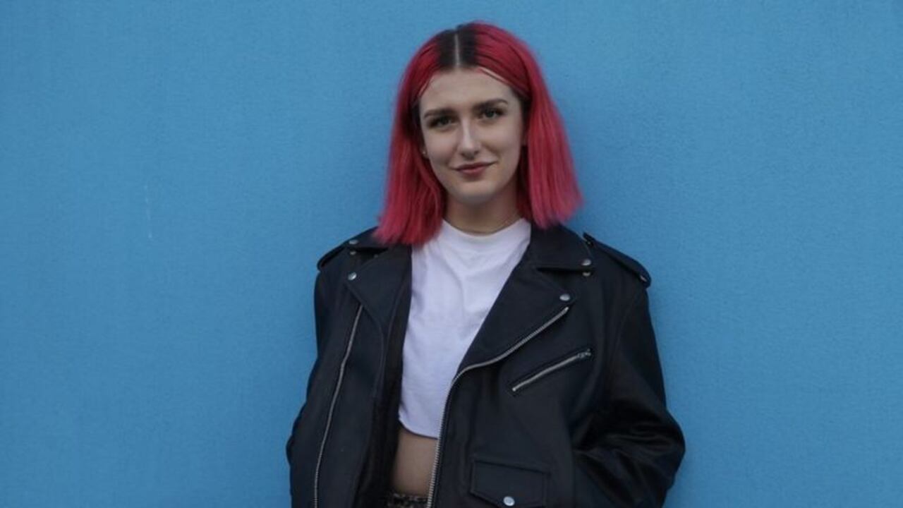 Lily comenzó con una transición social: le contó a la gente sobre su género, empezó a usar pronombres femeninos y a vestirse consecuentemente.