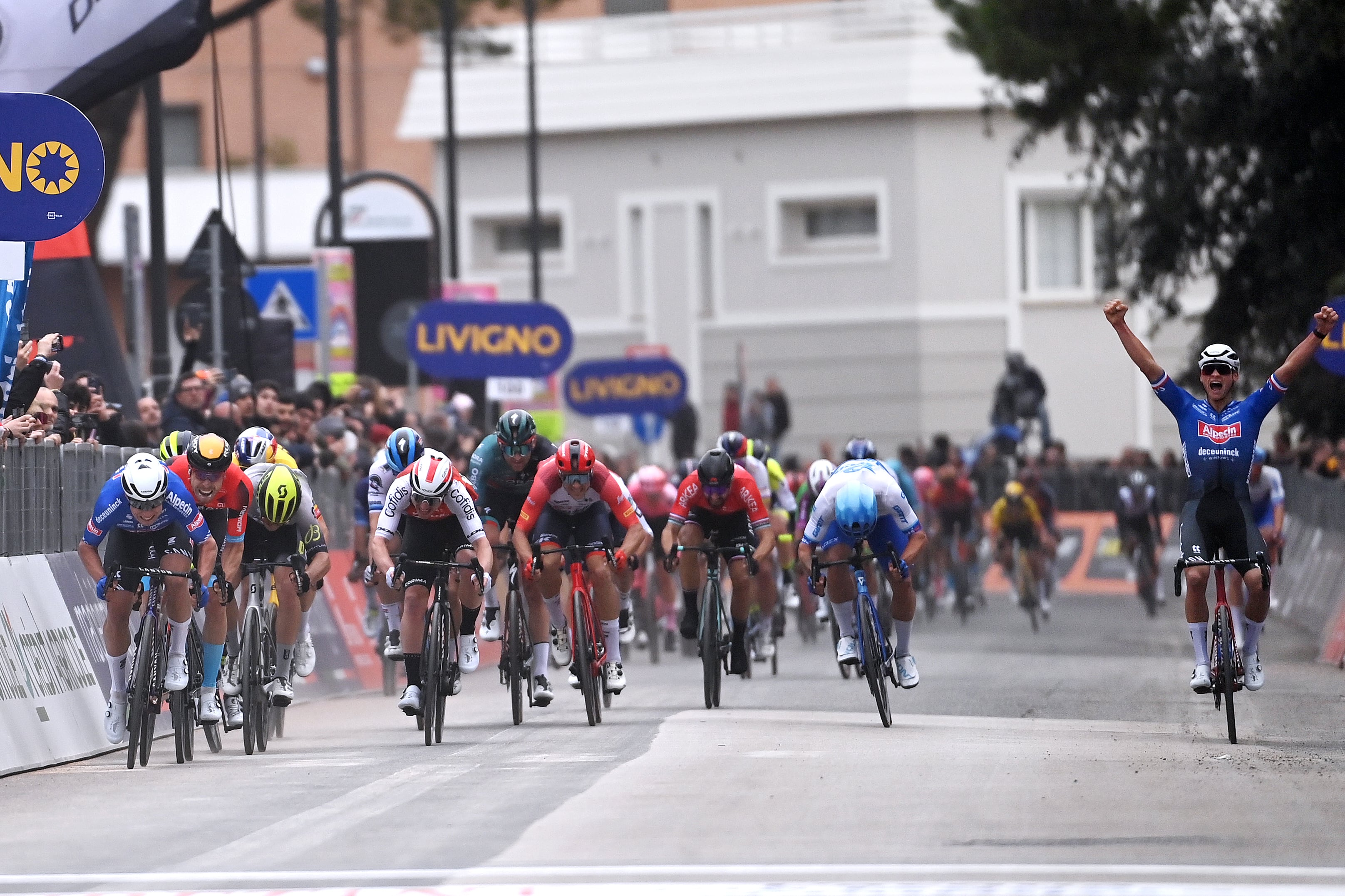 El belga Jasper Philipsen se quedó con la tercera etapa de la Tirreno-Adriático en un cerrado embalaje.