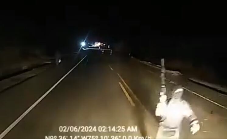 Los encapuchados portan fusiles modernos.