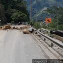 Reportan caída de material nuevamente en la vía al Llano.