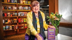 Mujeres en la historia cuenta con una versión digital compuesta por 13 horas de audio que complementan la investigación original del libro en físico.