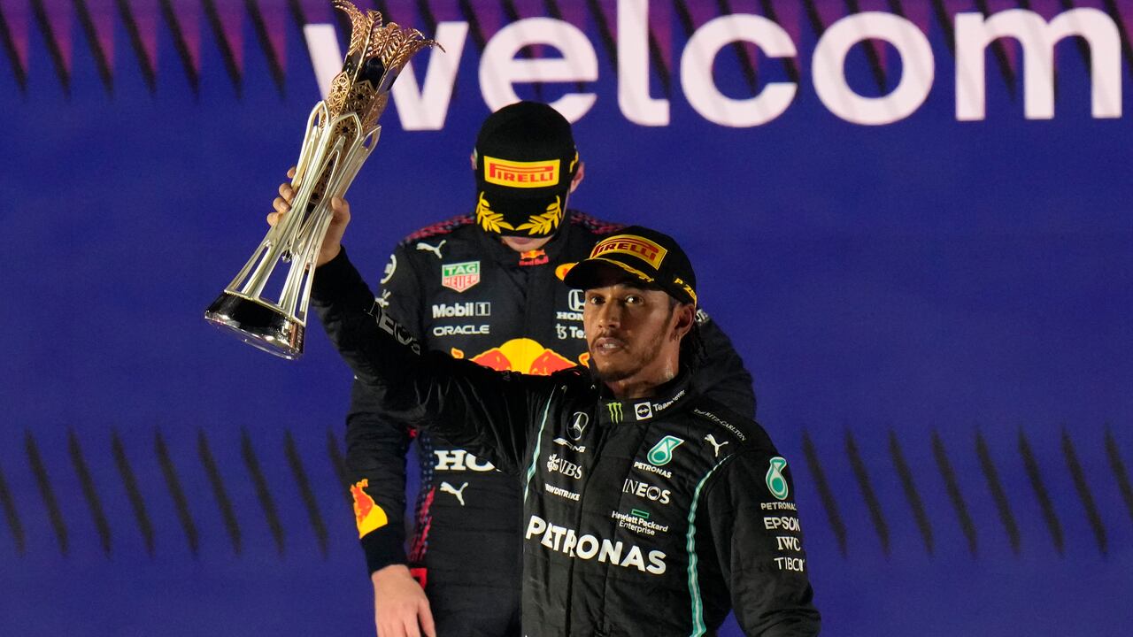 El piloto de Mercedes Lewis Hamilton, de Gran Bretaña, celebra tras ganar el Gran Premio de Fórmula 1 de Arabia Saudita