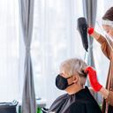 Para profesionales como estilistas, la principal recomendación, es que utilicen protección auditiva durante la jornada laboral, realizar pausas activas al menos dos veces durante el día y además, realizar periódicamente evaluaciones audiológicas para verificar el estado de salud auditiva del trabajador.