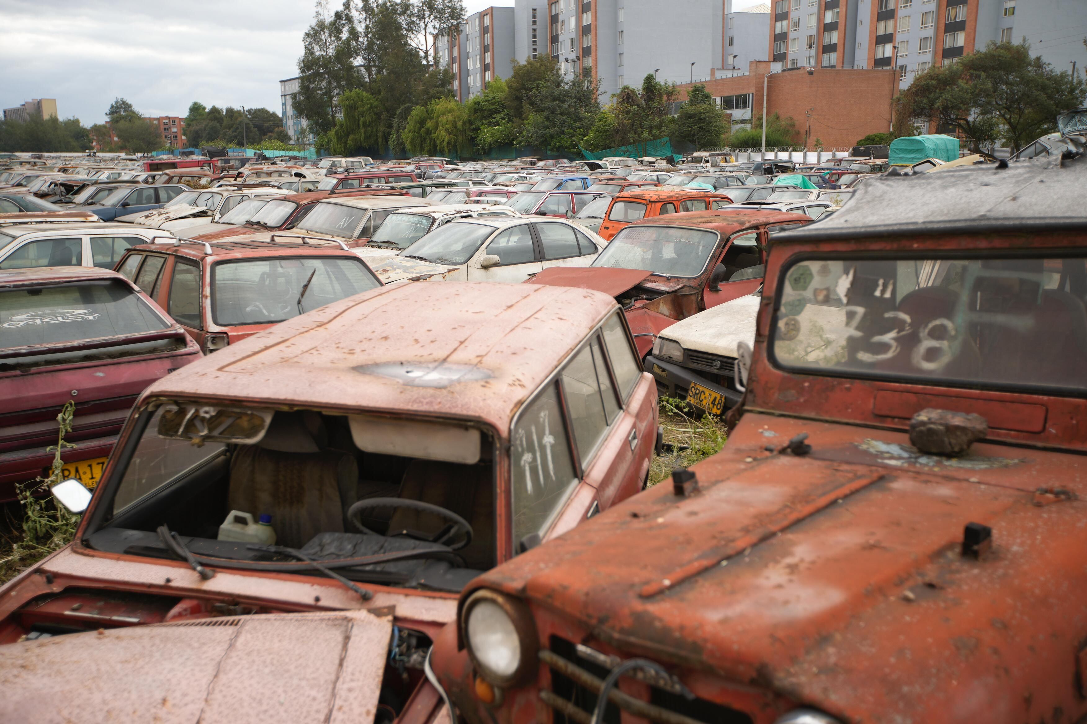 El Distrito recuerda que los vehículos declarados en abandono generan congestión y contaminación en los patios de la ciudad.