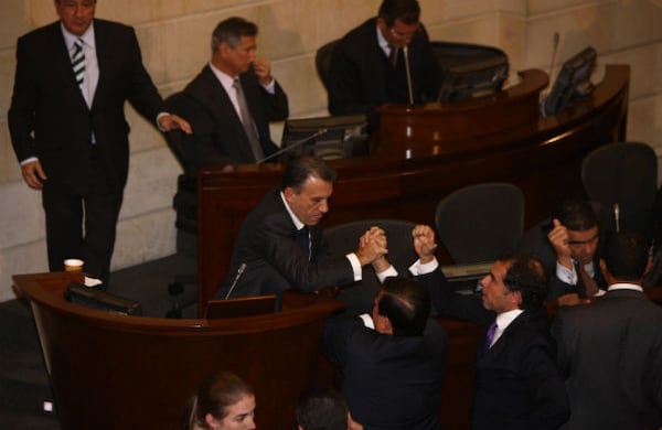 Roy Barreras y Juan Fernando Cristo se felicitan mutuamente. 