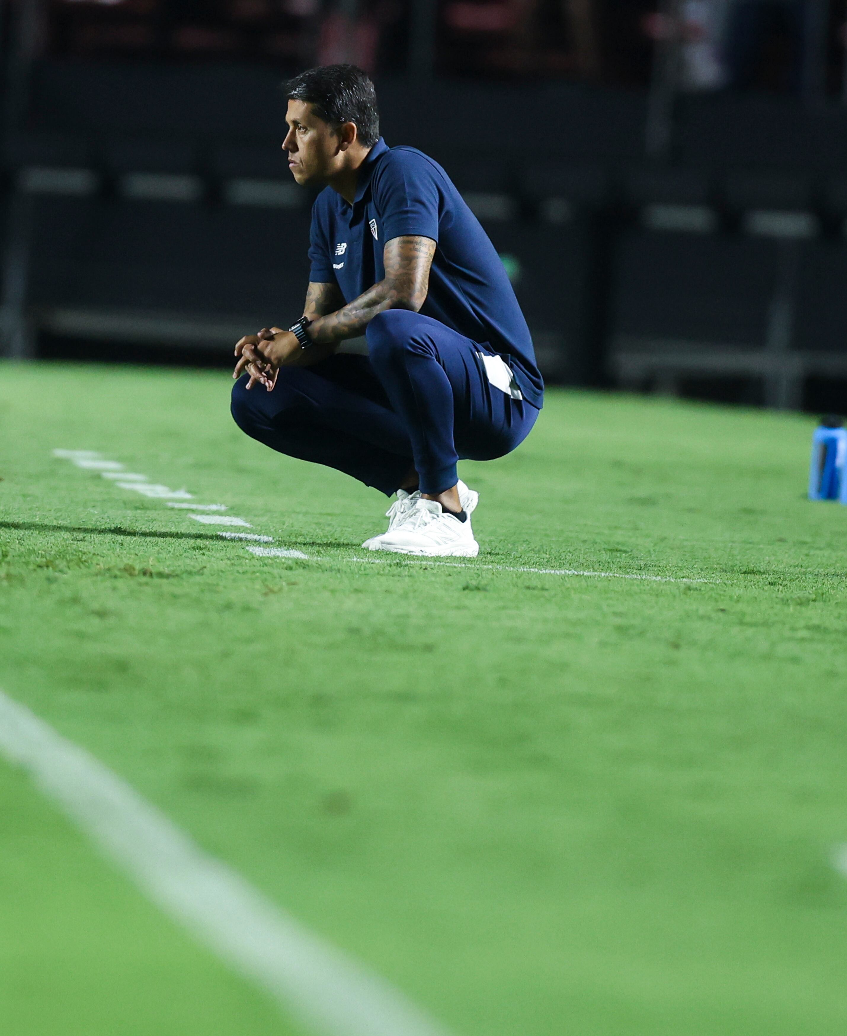 SAO PAULO, BRAZIL - APRIL 10: Thiago Carpini, head coach of Sao Apulo looks on during a Group B match between Sao Paulo and Cobresal as part of Copa CONMEBOL Libertadores 2024 at MorumBIS on April 10, 2024 in Sao Paulo, Brazil. (Photo by Alexandre Schneider/Getty Images)