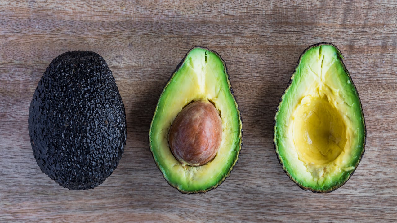 El aguacate es uno de los alimentos considerados como saludables para incluir en una dieta sana.