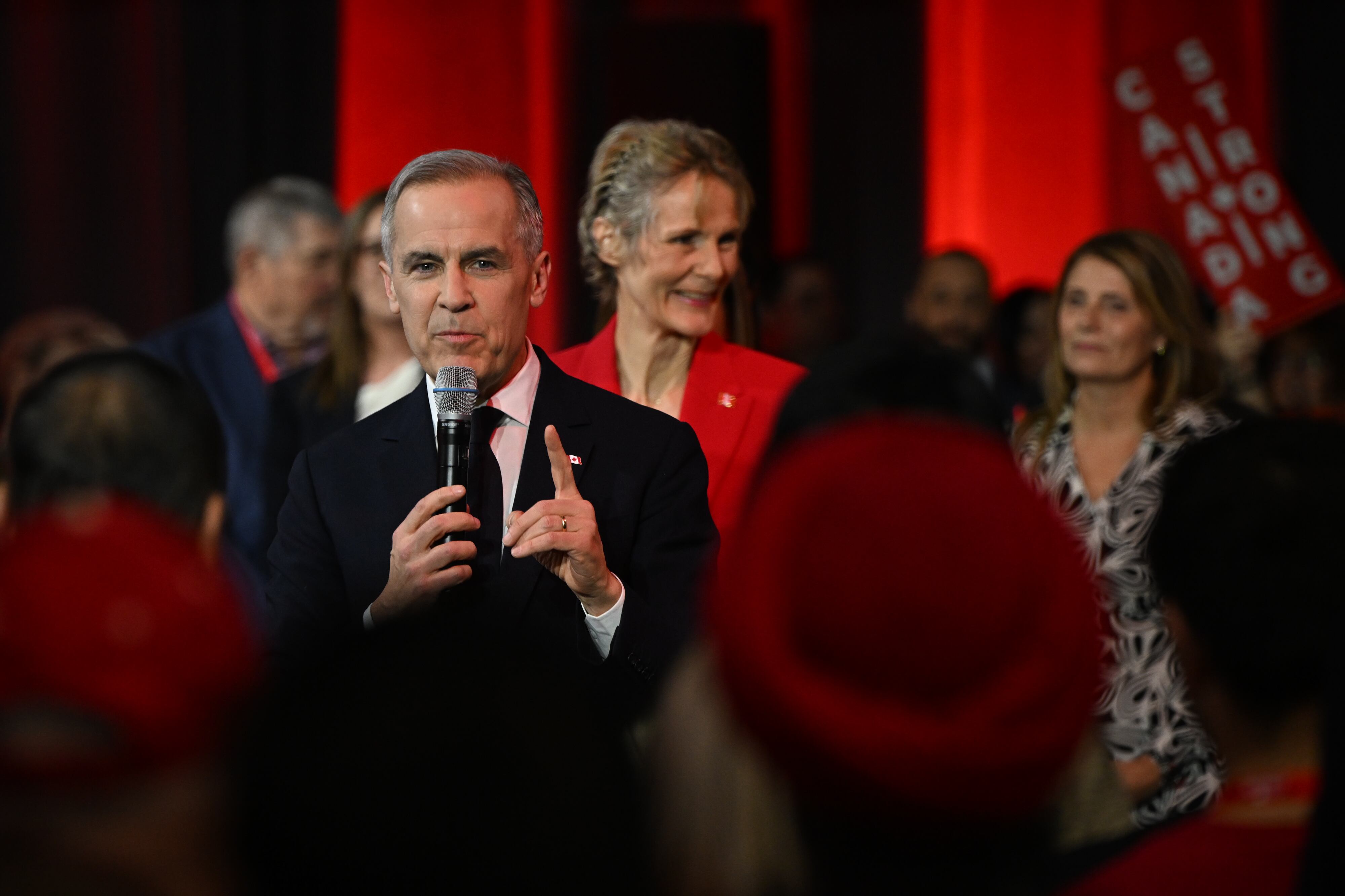 Mark Carney, de 59, aparece ligeramente como favorito para una votación que termina el domingo y que definirá al líder del partido de centroizquierda que gobierna Canadá.