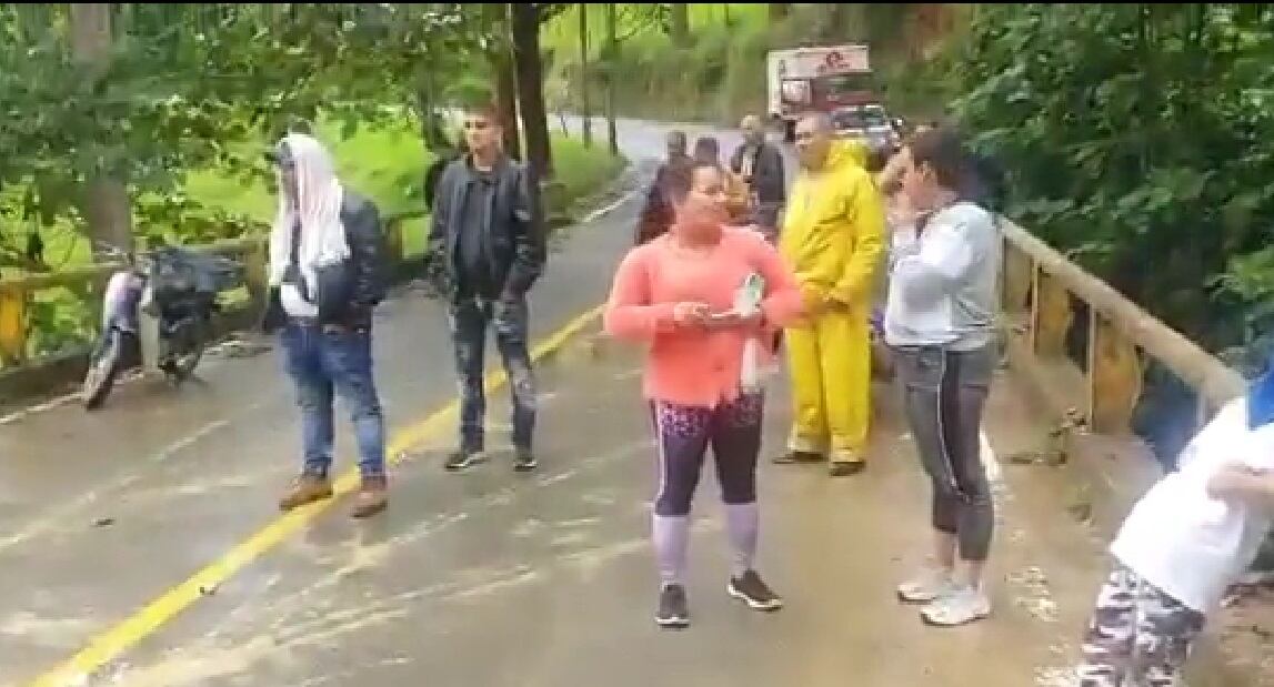 Incomunicados quedaron los habitantes de Versalles con el derrumbe.