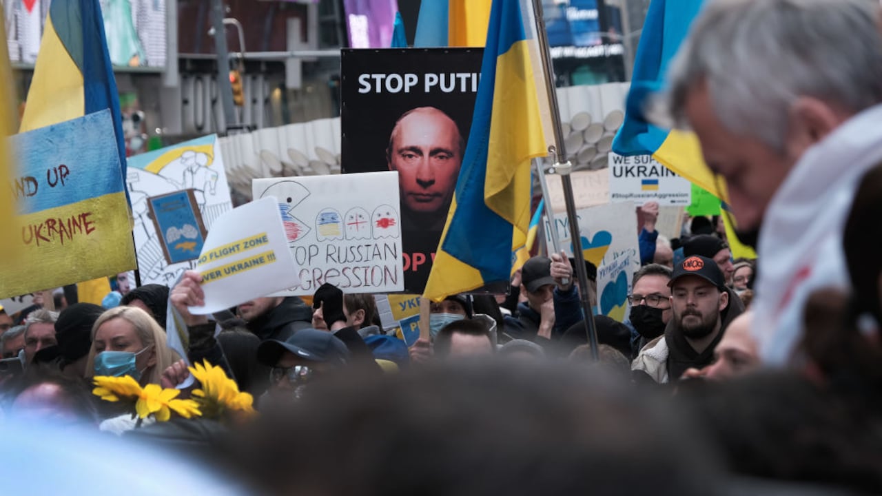 Cientos de personas se reúnen en Times Square, de Manhattan, en apoyo de Ucrania y para exigir el fin de la invasión rusa del país, el 5 de marzo de 2022 en la ciudad de Nueva York (Estados Unidos)