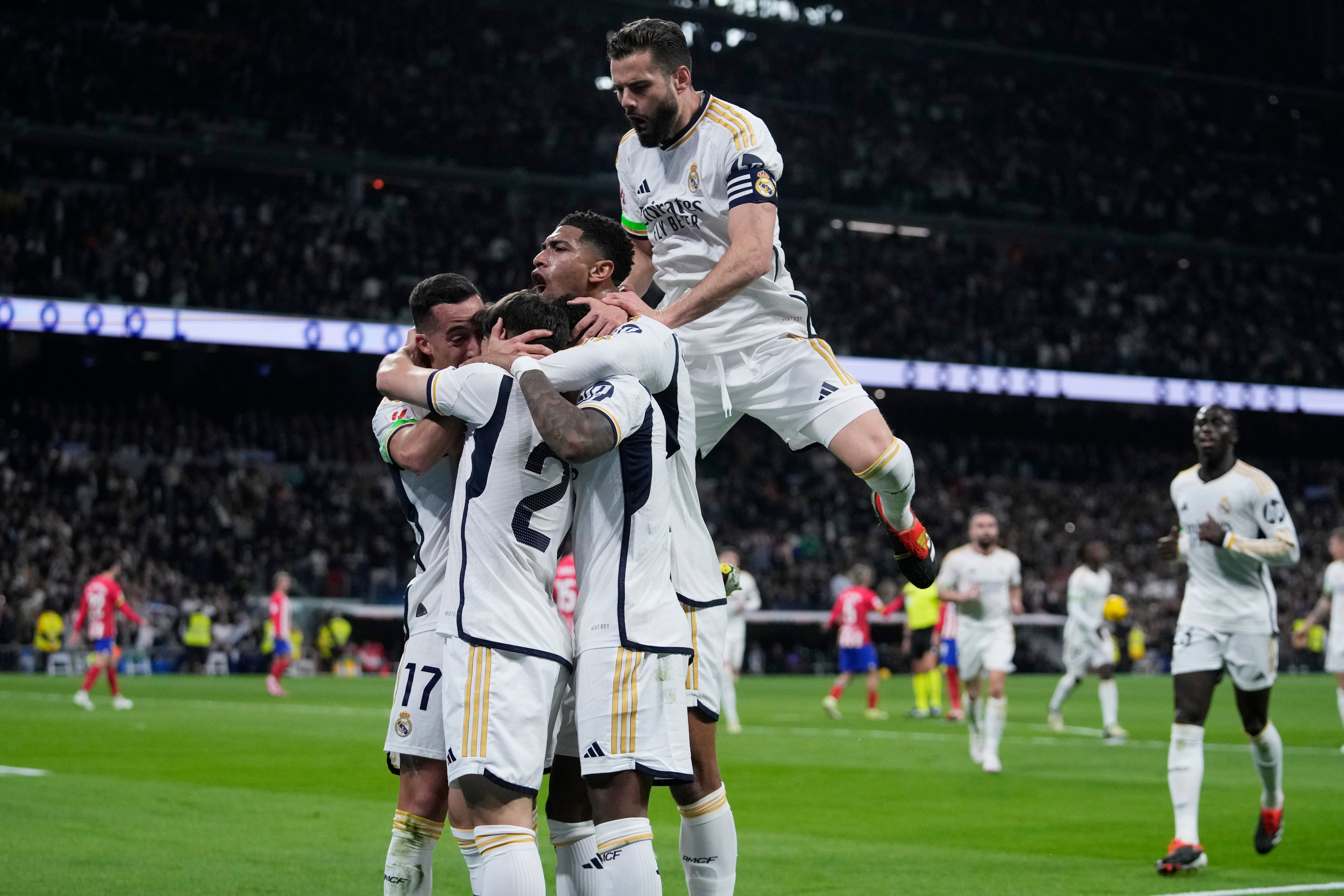 Brahim Díaz, del Real Madrid, segundo desde la izquierda, celebra con sus compañeros después de anotar el gol inicial durante el partido de fútbol de la Liga española entre Real Madrid y Atlético de Madrid en el estadio Santiago Bernabeu en Madrid, España, el domingo 4 de febrero de 2024. (AP Foto/Bernat Armangue)