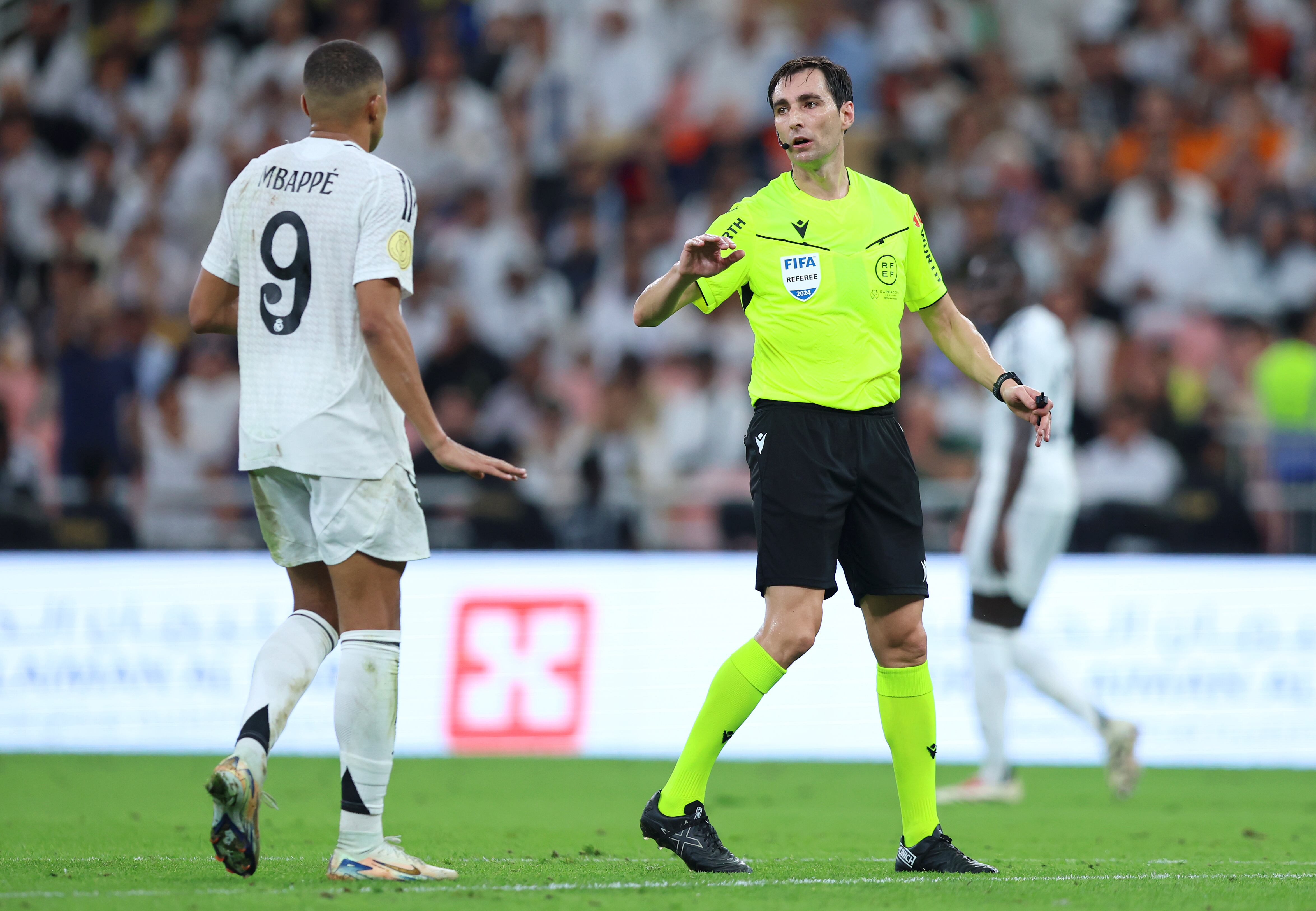 JEDDAH, SAUDI ARABIA - JANUARY 09: Referee Ricardo de Burgos Bengoetxea speaks with Kylian Mbappe of Real Madrid during the Spanish Super Cup Semi-Final match between Real Madrid and RCD Mallorca at King Abdullah Sports City on January 09, 2025 in Jeddah, Saudi Arabia.  (Photo by Yasser Bakhsh/Getty Images)
