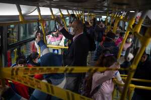 Desde el 27 de Abril, Transmilenio, el sistema masivo de transporte de Bogotá, comenzó a operar con el 100% de su flota y varias estrategias para no superar el 35% de su capacidad máxima de usuarios. Esto con el fin de permitir la reactivación económica de la ciudad sin contribuir a la propagación del coronavirus. Sin embargo, en la práctica el resultado no ha sido el esperado. Muchos usuarios se sientan en las sillas que están inhabilitadas y no mantienen el distanciamiento social recomendado, poniendo en riesgo la efectividad de esta medida
28 de Abril 2020
Coronavirus
covid 19
Foto: Esteban Vega La-Rotta
Revista Semana