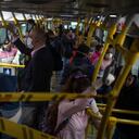 Desde el 27 de Abril, Transmilenio, el sistema masivo de transporte de Bogotá, comenzó a operar con el 100% de su flota y varias estrategias para no superar el 35% de su capacidad máxima de usuarios. Esto con el fin de permitir la reactivación económica de la ciudad sin contribuir a la propagación del coronavirus. Sin embargo, en la práctica el resultado no ha sido el esperado. Muchos usuarios se sientan en las sillas que están inhabilitadas y no mantienen el distanciamiento social recomendado, poniendo en riesgo la efectividad de esta medida
28 de Abril 2020
Coronavirus
covid 19
Foto: Esteban Vega La-Rotta
Revista Semana