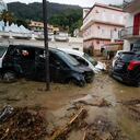 Se ven autos dañados en una carretera inundada después de que fuertes lluvias provocaran deslizamientos de tierra que colapsaron edificios y dejaron hasta 12 personas desaparecidas, en Casamicciola, en la isla de Ischia, en el sur de Italia, el sábado 26 de noviembre de 2022. Los bomberos están trabajando en los esfuerzos de rescate. ya que se envían refuerzos desde la cercana Nápoles, pero tienen dificultades para llegar a la isla en lancha o helicóptero debido al clima. (AP Photo/Salvatore Laporta)