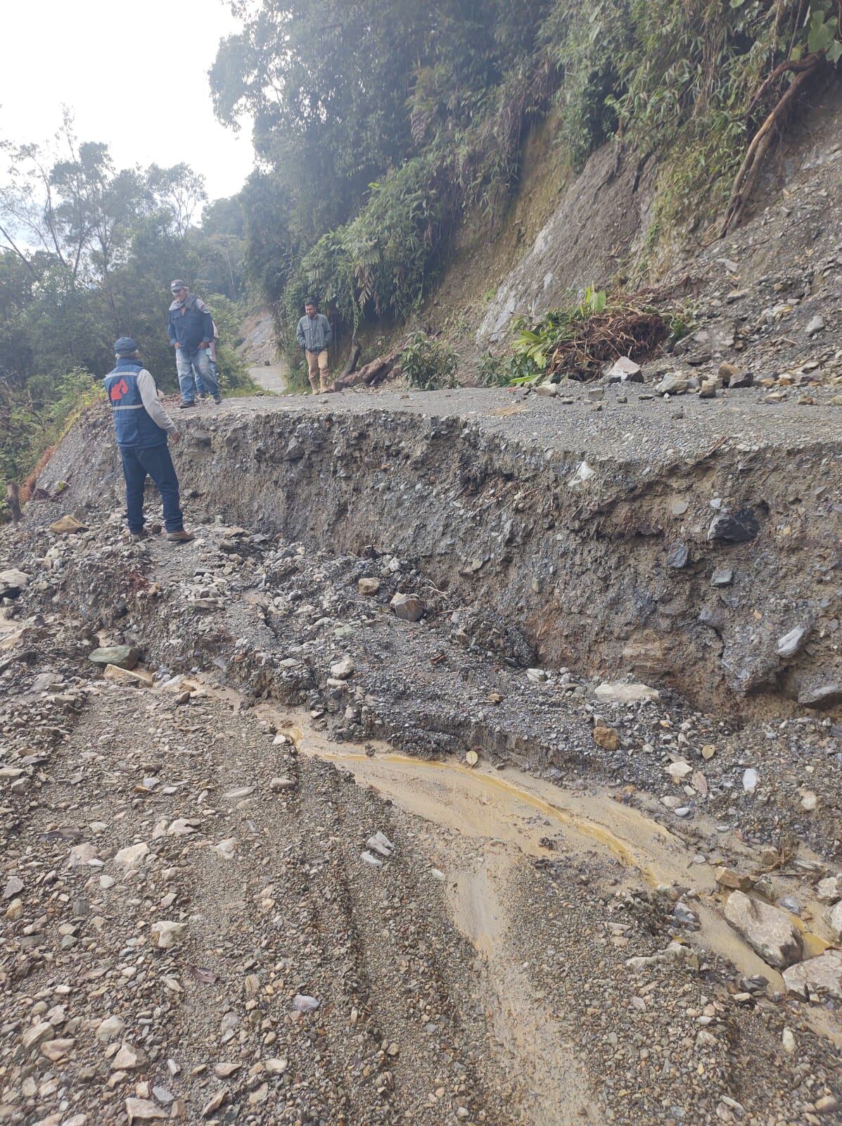 Unos 200 derrumbes han mantenido al municipio más de 15 días aislado.