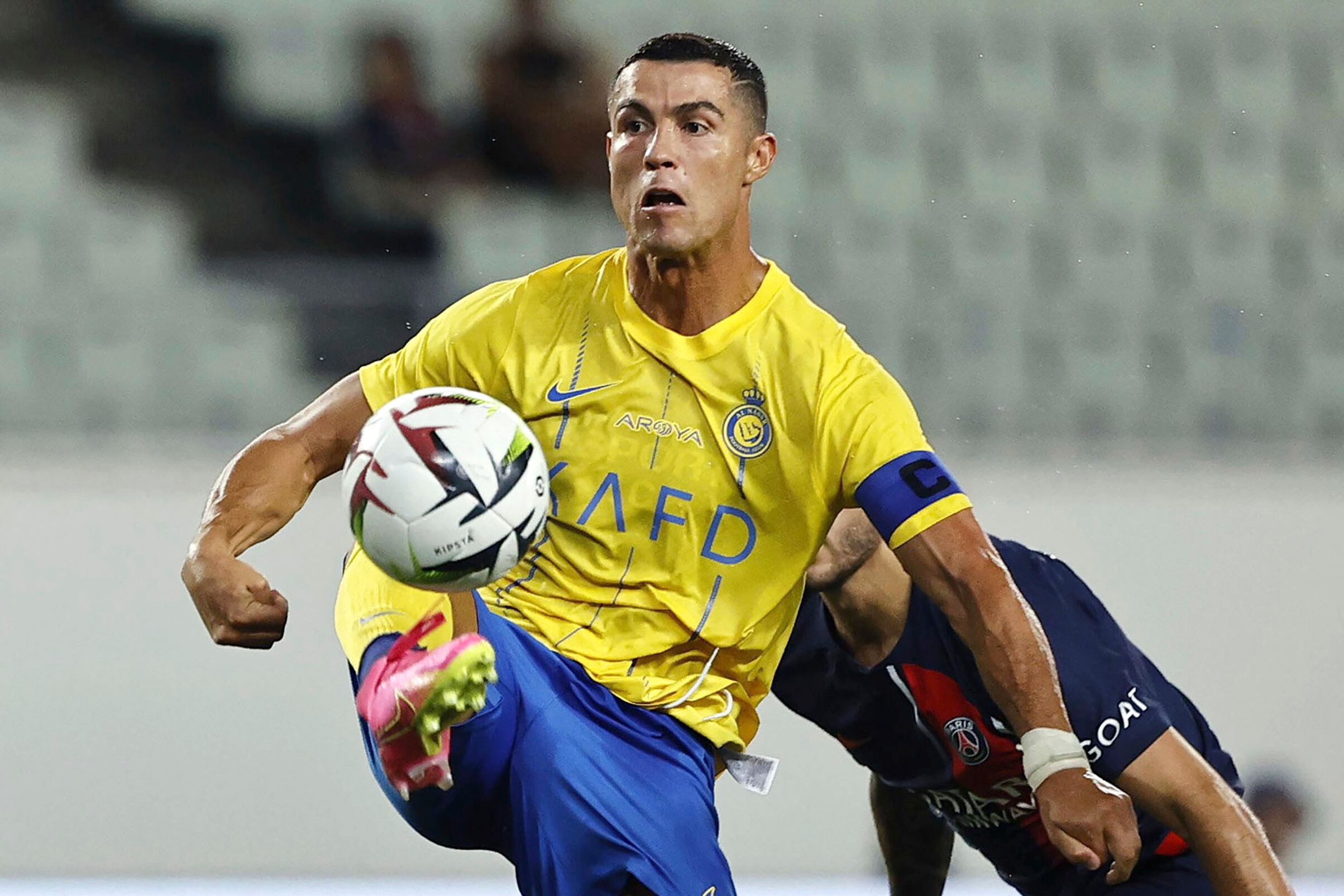 ARCHIVO - Cristiano Ronaldo, delantero de Al Nassr, controla el balón en el partido amistoso contra Paris Saint-Germain, el martes 25 de julio de 2023, en Osaka, Japón. (Kyodo News vía AP)