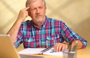 Hombre tratando de recordar algo importante