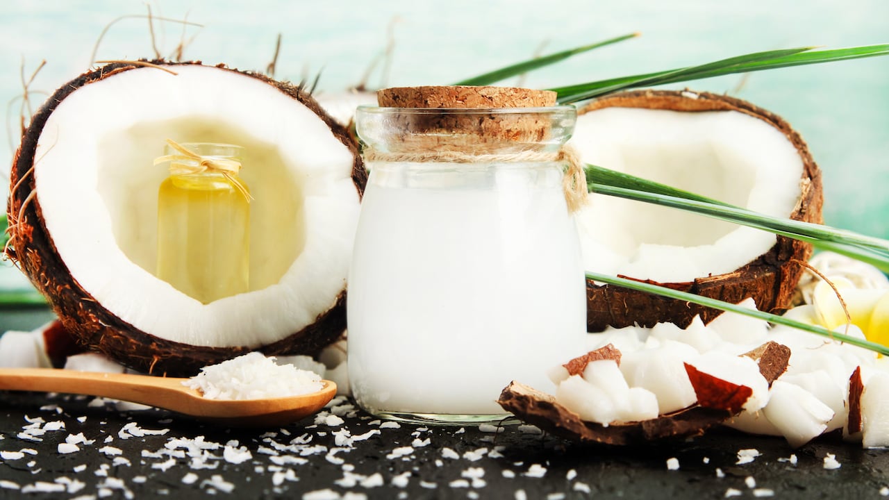 El aceite de coco es usado para tener un cuero cabelludo más saludable.