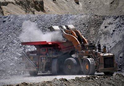 Una excavadora en una mina de Chile, uno de los países de más vigor económico de la región, según la Cepal. 