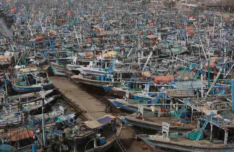 13 de junio - Barcos pesqueros pakistaníes son devueltos al puerto luego de una advertencia de las autoridades del ciclón Vayu. El departamento meteorológico emitió una alerta el jueves para advertir a los pescadores que evitaran pescar en el mar Arábigo por las condiciones adversas que podía generar el ciclón. FOTO: Fareed Khan / AP