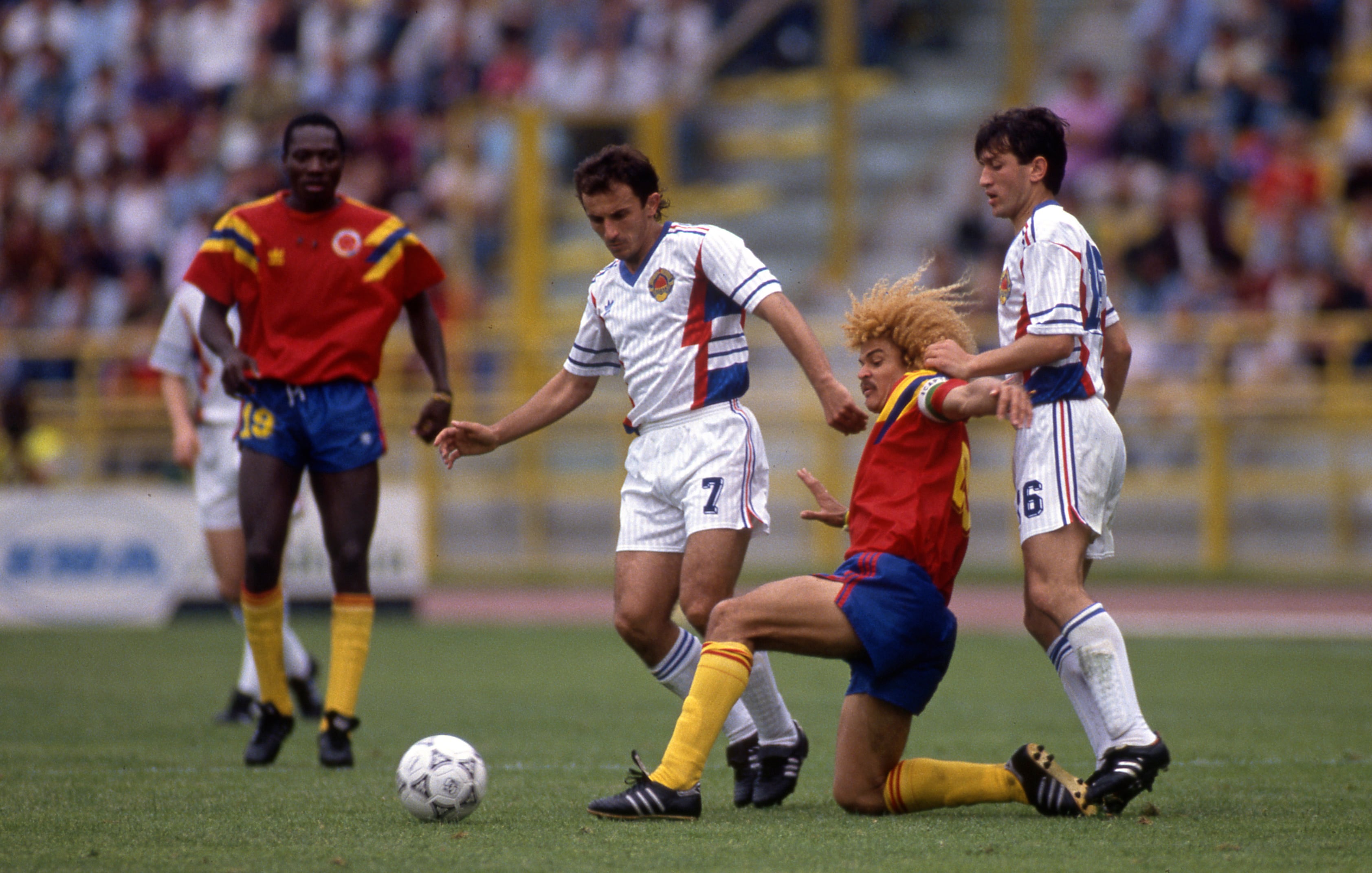 Este fue el segundo partido de la fase de grupos de 1990. Colombia llegaba de ganarle a UAE, pero no pudo con los europeos.