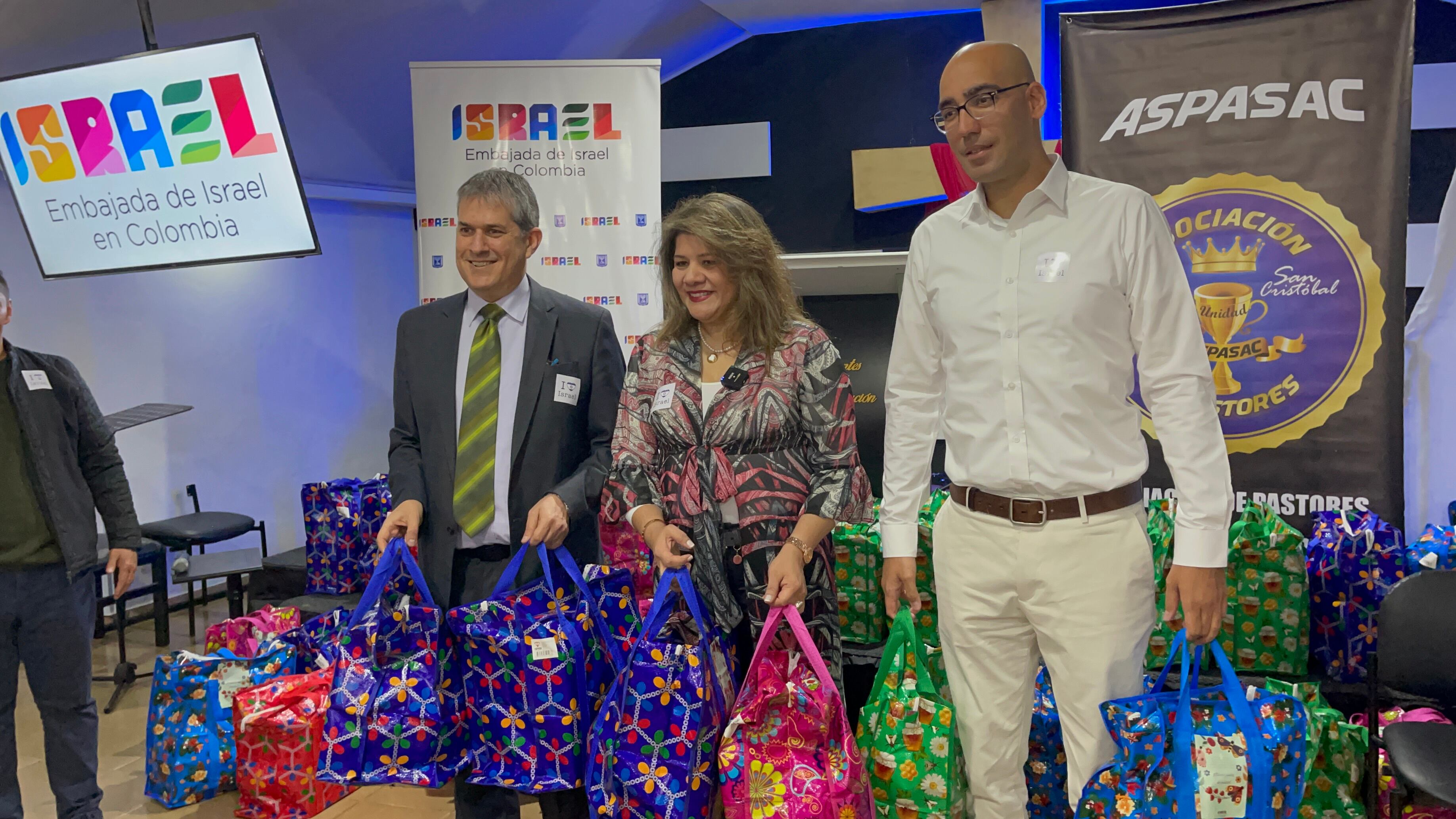 El embajador de Israel en Colombia, Gali Dagan, en compañía del cónsul Itay Ben Hamo, la senadora Lorena Ríos del Partido Colombia Justa Libres.