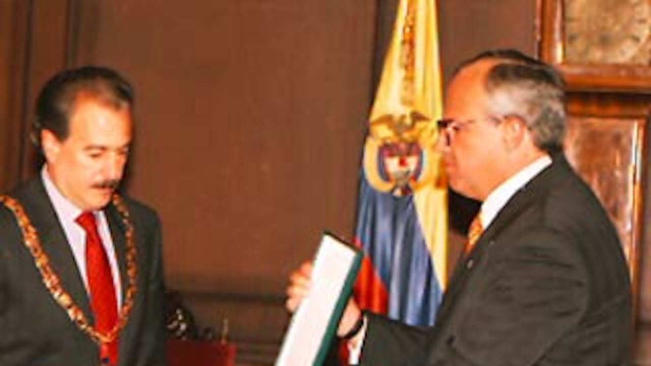 La rivalidad comenzó en 1994, cuando Andrés Pastrana acusó a Ernesto Samper de haberle ganado la elección presidencial con dineros del cartel de Cali. Cuatro años después, en la transmisión de mando de Samper a Pastrana, la frialdad entre los dos dirigentes era elocuente.
